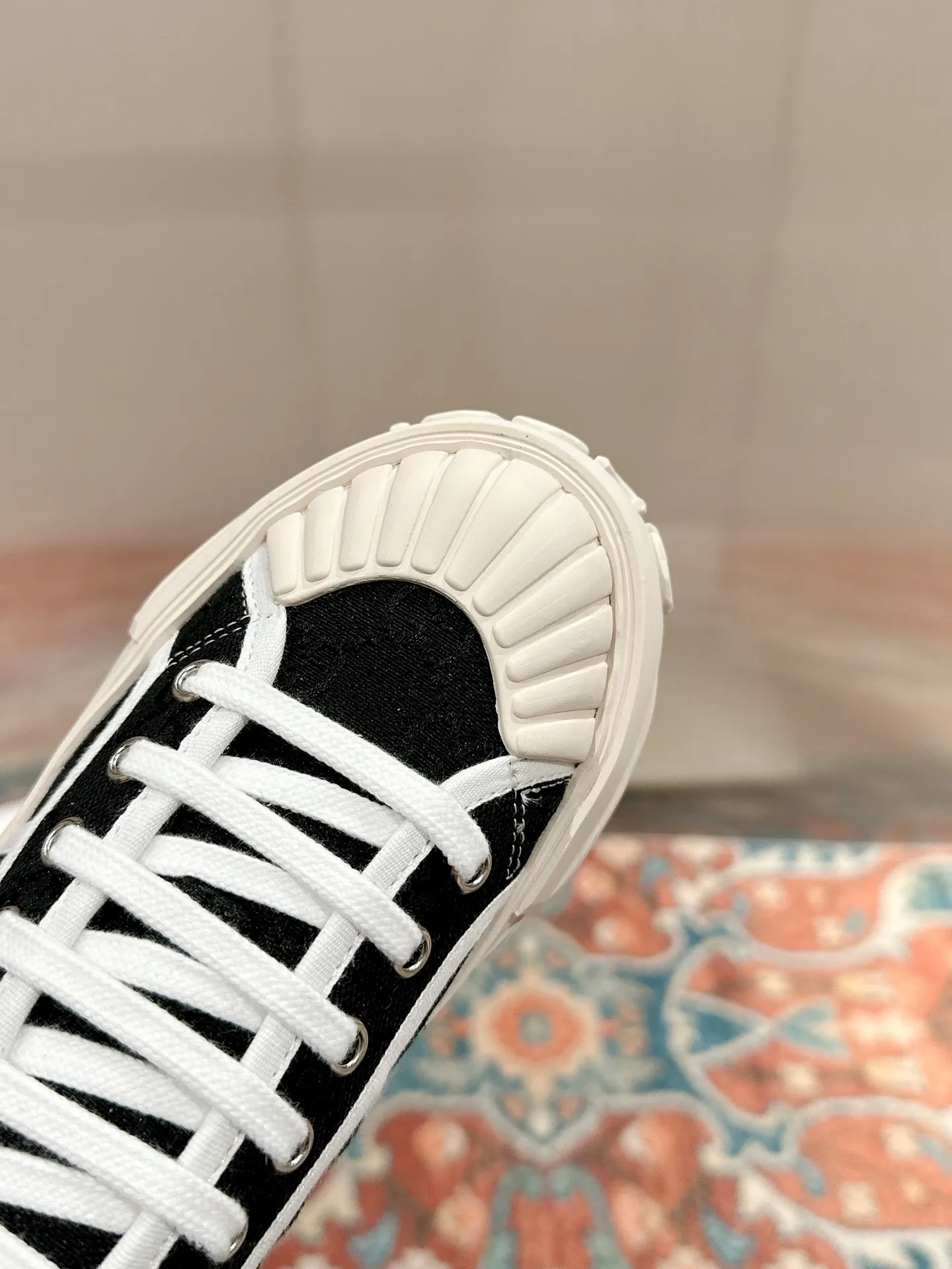 👟👟Ex-factory price 520👟👟 Women's models are new🆕 Arrival Gucci tennis 1977 classic Loft series canvas shoes... 2025 hot recommended model, G+1977×Disney cooperation series... GG canvas is made of finished products and incorporates brand elements. The retro style is rich, the classics and feelings are perfect for recall! Each color fabric developed by the original version is customized by the original version, and we pursue the ultimate in large-scale products! Market-level top version ⚠ Fabric: Customized GG cloth electric embroidery/5D washed distressed canvas Lining: Customized terry cloth lining (the feet are fitted and cannot be disassembled) Outsole: Original molded TPU two-color outsole Size: 35-40 (41 customized)